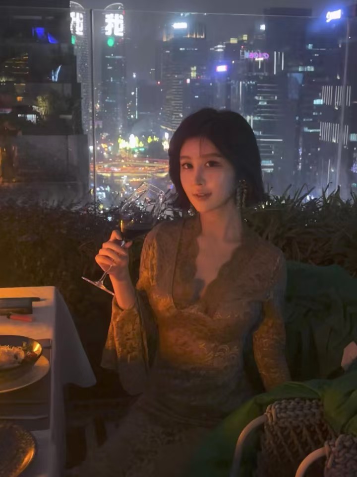 成都女玩家婉艺 22岁 时尚网红模特165 D